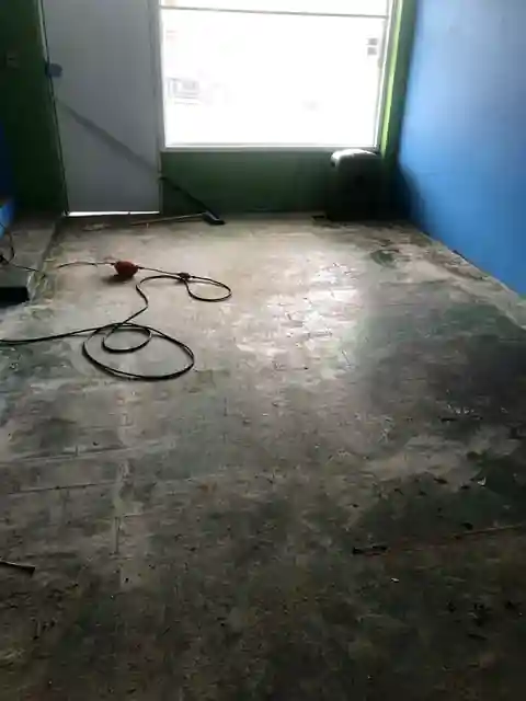 Real worn floor before DaniCrete mechanical preparation