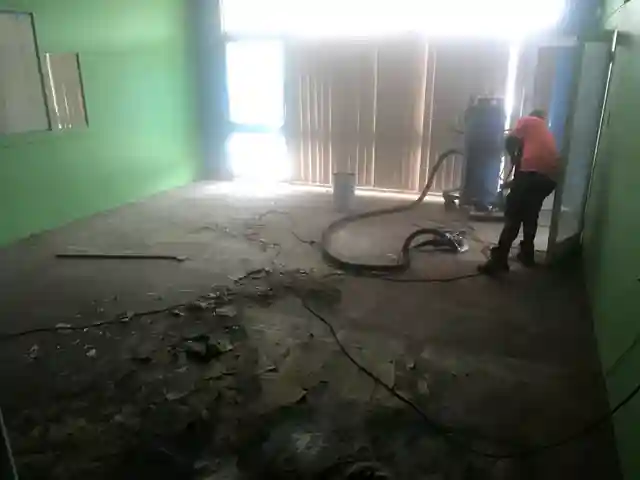 Real mechanical grinding of a commercial floor before epoxy